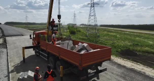 Almaty Kazakhstan August 2023 Pracovník Přesouvá Velké Kameny Jeřábem Kamionu — Stock video