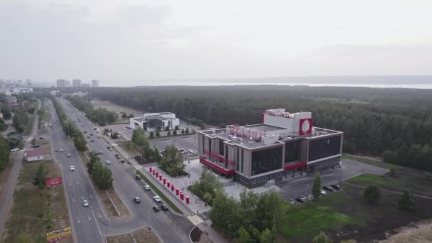 Almaty Kazakhstan Αυγουστου 2023 Μεγάλο Κτίριο Γραφείων Λογότυπο Στέκεται Κοντά — Αρχείο Βίντεο