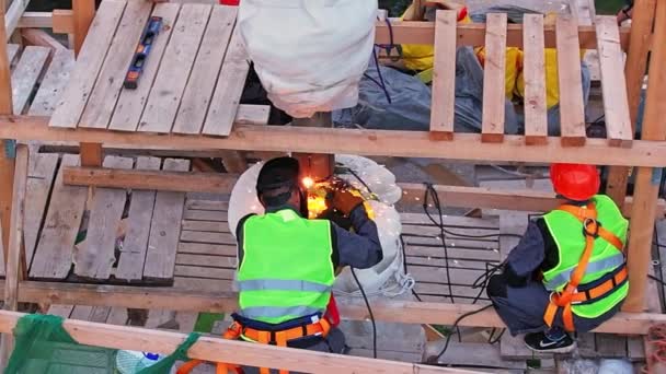Almaty Kazakhstan August 2023 焊接机帮助工人在建筑物顶部安全地安装星星 人在使用焊机时佩戴特殊的面罩 — 图库视频影像