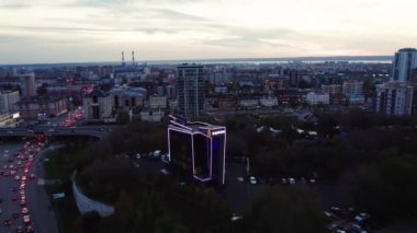 Şehir merkezindeki modern gökdelenler şehir silueti oluşturuyor. Gece geç saatlerde geniş yolun yakınındaki aydınlık binalarla şehir manzarası