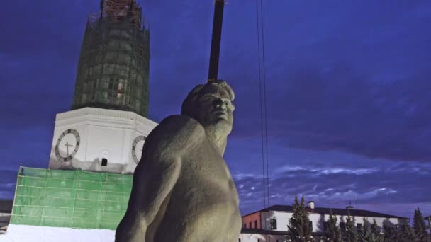 Almatia Kazakhstan Serca 2023 Pomnik Człowieka Betonu Przeciwko Twierdzy Miejskiej — Wideo stockowe