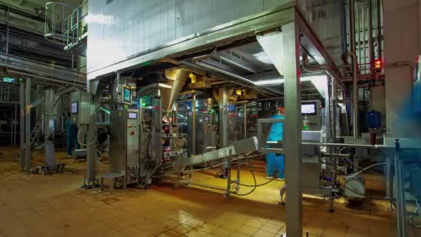 Рабочие Стерильной Униформе Контролируют Производственные Процессы Заводе Ученые Управляют Машинами — стоковое видео