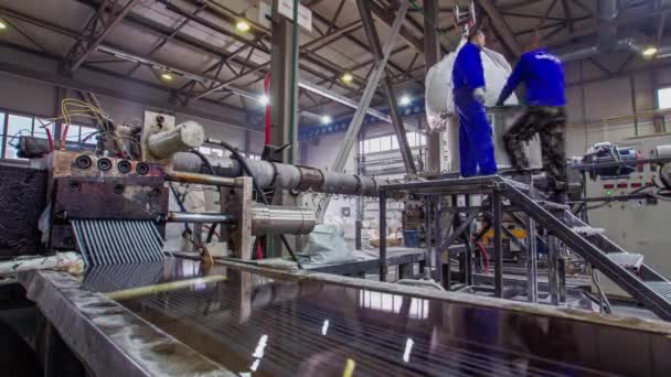 Рабочие Поднимаются Лестнице Проверить Контейнер Химикатами Земле Рабочие Смотрят Большую — стоковое видео
