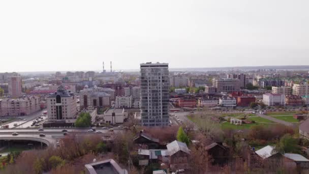 Uitzicht Stedelijke Woonwijken Omgeven Door Herfstparken Moderne Wolkenkrabber Tegen Woonflatgebouwen — Stockvideo
