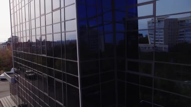 Kantoorgebouw Tegen Woonwijk Geometrische Glazen Ramen Van Hoogbouw Reflecterende Hemel — Stockvideo
