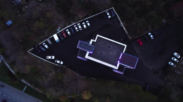 Atap Bangunan Bertingkat Rendah Modern Dikelilingi Oleh Mobil Dan Lapangan — Stok Video