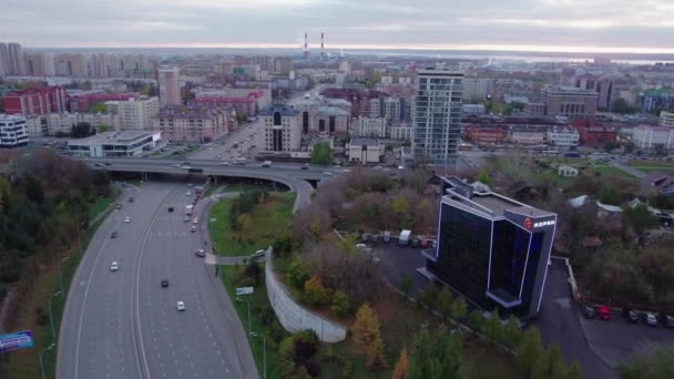 Köprüsü Olan Geniş Otobanın Yakınındaki Yüksek Binaları Olan Bir Yerleşim — Stok video