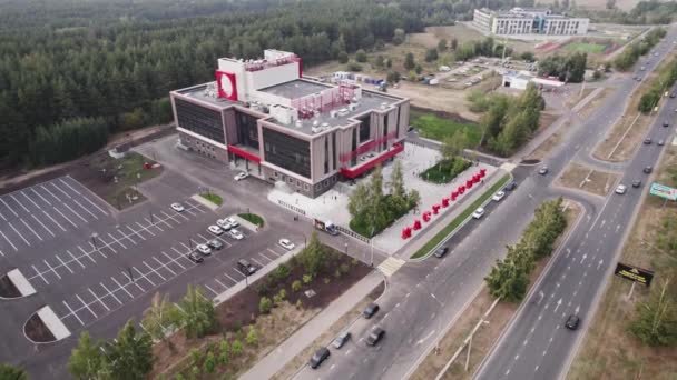 アルマニー カザフスタン 巨大な 2023 便利な駐車場と広いエリアに位置する巨大なオフィスビル 本館入口前の資本文字に記載されている会社名 — ストック動画