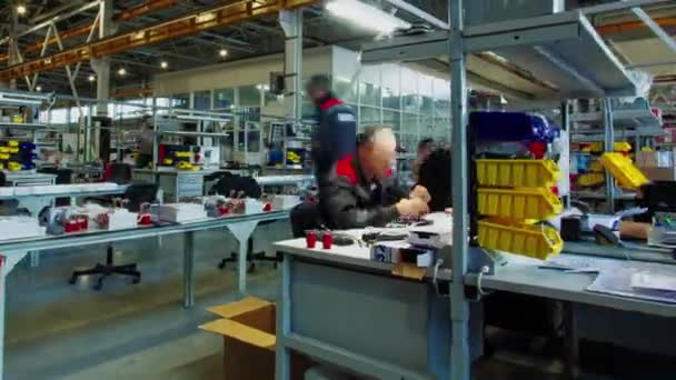 Çalışanlar Mağaza Zeminindeki Kutulardan Alınan Cihazları Birleştirmek Için Masalarda Çalışıyorlar — Stok video