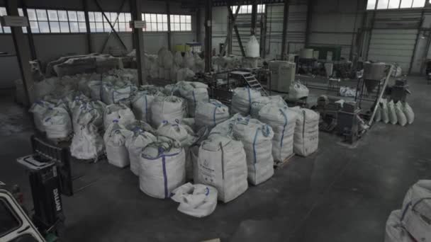 Almaty Kazakhstan 2023 フォークリフトはワークショップに到着し 工場領土の完成品倉庫に配達するために化学肥料で袋を拾います — ストック動画