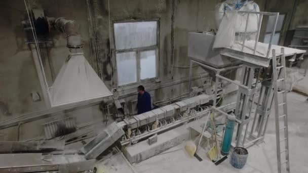 アルゼンチン カザフスタン September 2023 男性労働者は化学肥料の粒状化プロセスを制御する 人間のオペレータは容器に上がり 湿気のための物質を点検します — ストック動画