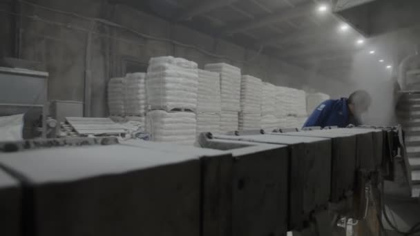 アルマニー カザフスタン セプター 2023 工場労働者は独自に化学肥料の粒状化の技術プロセスを制御する オペレーターは店の化学薬品の粉砕を点検します — ストック動画
