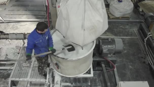 Almaty Kazakhstan 2023 工場労働者は ハングバッグの下にペレットを押す容器のシャベルで化学肥料の微粒を徹底的に混合する テクニカルプロセス — ストック動画