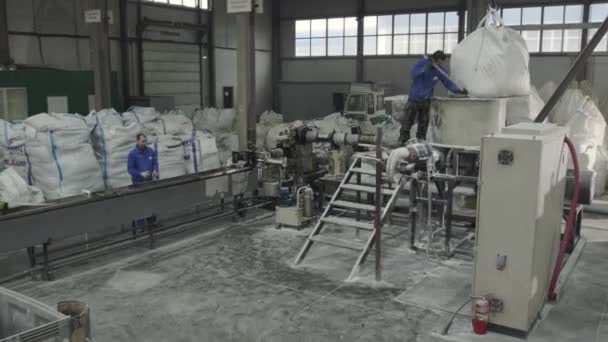 アルマニー カザフスタン セプター 2023 階段に立っている労働者は慎重に容器内の化学物質の内容を混合します 従業員は液体化学物質の生産プロセスを制御する — ストック動画
