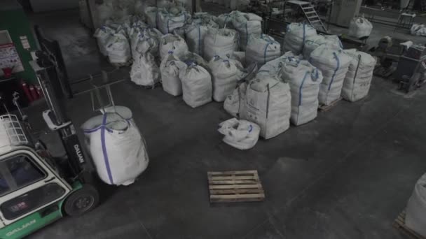 アルマニー カザフスタン セプター 2023 フォークリフトは 倉庫の運転中の化学肥料の袋を拾います 機械は研修会に木パレットの化学薬品のパッケージを運びます — ストック動画