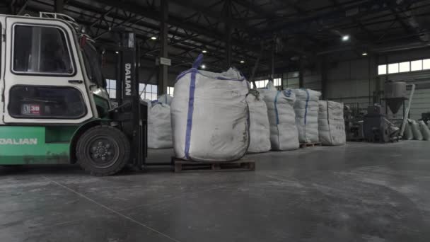 Almaty Kazakhstan 2023 フォークリフトはゆっくりとバッグとドライブをピックアップする肥料パッケージに駆動し 完成品倉庫にドライブします 工場の領域に位置する店舗 — ストック動画