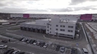ALMATY, KAZAKHSTAN - 10 Ekim 2023: kargo makinelerinin rahat park yeri ile geniş bir depo. Geniş toprak hava manzaralı ortak bir binada depo ve ofis alanı