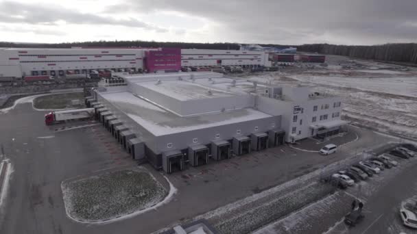 阿尔马 哈萨克斯坦 2023年10月10日 工厂周边宽敞的仓库和舒适的货机停车场 企业航空视域内的停车场 — 图库视频影像