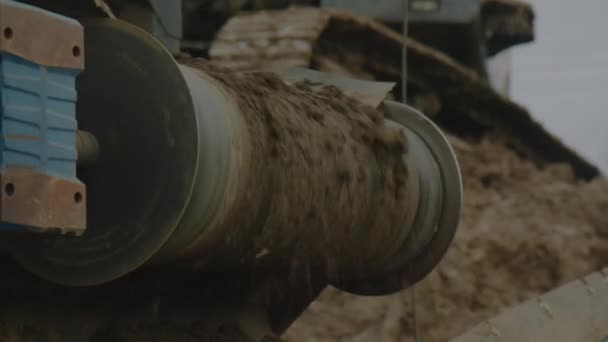 Transportador Livre Com Rolo Calha Carrega Argila Molhada Escavação Pit — Vídeo de Stock