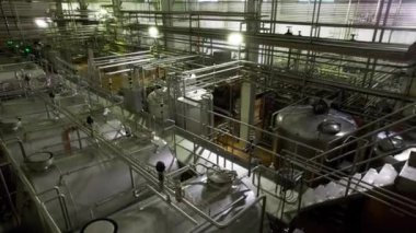 Rafineri atölyesindeki boru hattı sistemiyle bağlantılı kimyasallar için paslanmaz sarnıçlar. Fabrikada damıtma reaksiyonları için tanklar