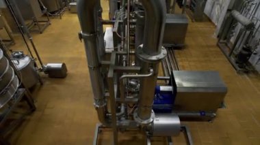 Kimyasal atölyede basınç kontrolü için kompresör pompalı boru hattı sistemi. Fabrikada çelik gaz ve hava taşımacılığı tüpleri