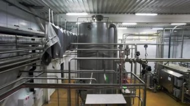 Atölyede kimyasal ürünler ve borularla dolu yüksek paslanmaz rezervuar. Çoklu gübre üretiminin çağdaş teknolojisi