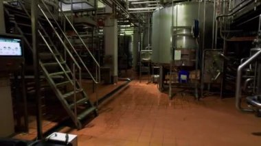 Kimyasal imalat atölyesinde dev metal tanklar ve hafif buhar. Malzeme işlemleri için güçlü ekipman ve fabrikada damıtma