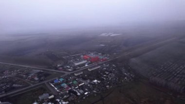 Kimyasal ürünler ve malzemeler sisli kırsal alanda karmaşık bölgeler üretiyorlar. Sisli bir günde sanayi manzarası