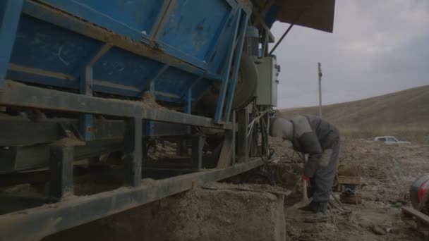 Travailleur Enlève Les Restes Argile Sous Mécanisme Fonctionnement Dans Fosse — Video