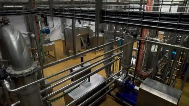 Komplicerat Rörledningssystem Kemianläggningens Raffinaderiverkstad Gas Och Indunstningsutrustning Installerad Fabrik — Stockvideo