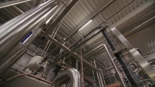 Rohrleitungssystem Über Tank Und Pumpe Chemiewerkstätte Ausrüstung Zur Herstellung Biochemischer — Stockvideo