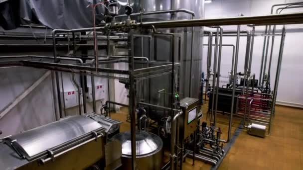 Verschillende Tanks Voor Verwerking Van Chemische Materialen Werkplaats Reservoirs Pijpleidingen — Stockvideo