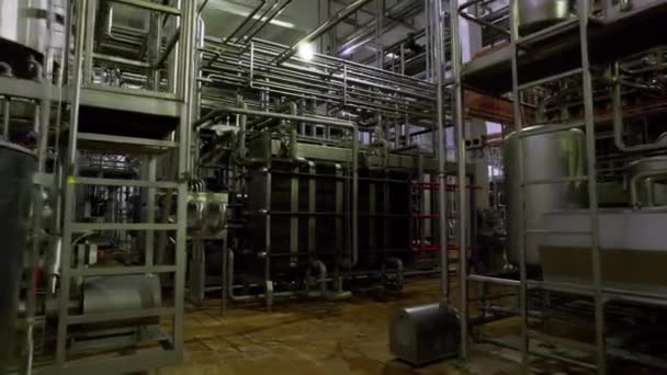 Nagy Kompresszor Csatlakoztatott Csővezetékekkel Vegyipari Műhelyben Erőteljes Motor Reaktortartályok Között — Stock videók