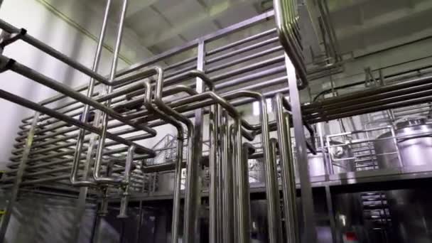 Gasoverføringssystem Med Rustfrie Rør Kemikalieproduktionsværksted Skinnende Metalrørledninger Cisterner Moderne Anlæg – Stock-video