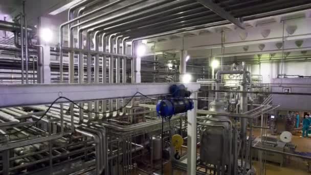Kompresszor Szivattyú Gerendán Csővezetéken Vegyipari Műhelyben Légátadó Berendezés Karbantartott Gyárban — Stock videók