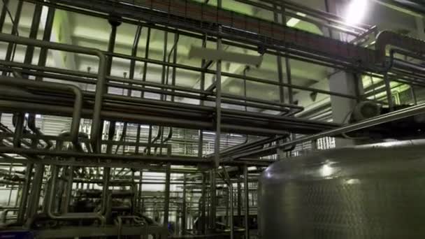 Gecompliceerde Pijpleidingen Voor Gasproductie Reservoir Chemische Productiewerkplaats Tank Voor Verwerking — Stockvideo