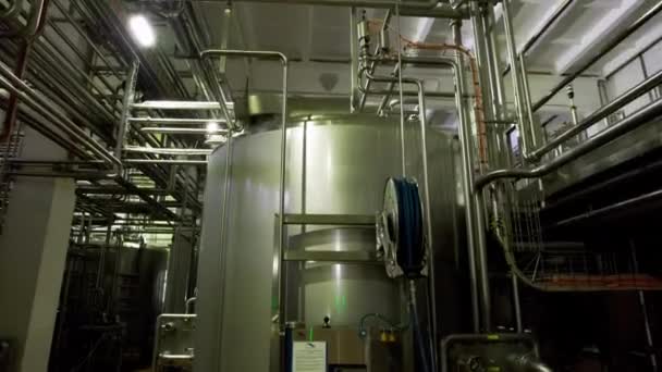 化学薬品の生産の研修会のパイプラインの網が付いているステンレス鋼の貯蔵所 植物の材料処理および蒸留のための巨大なタンク — ストック動画
