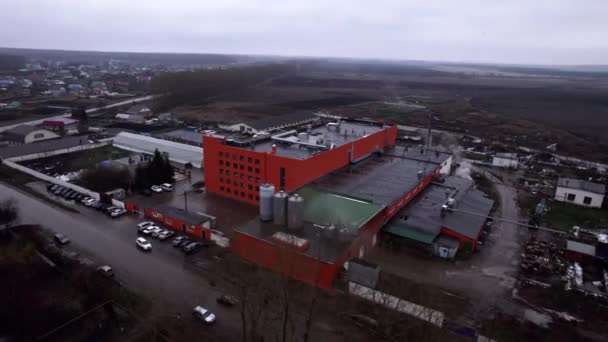 Chemische Levert Productie Fabriek Weg Met Drijvende Auto Mistige Platteland — Stockvideo
