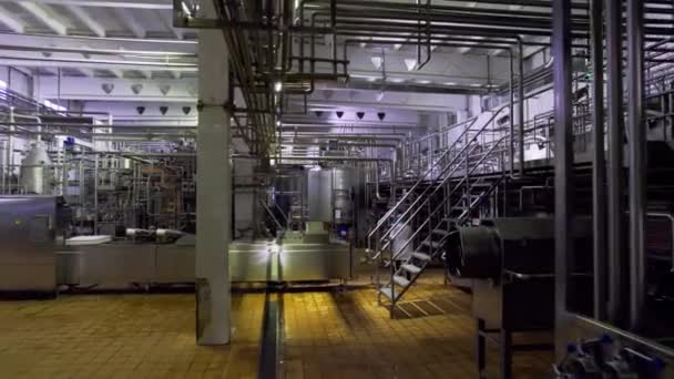 Laboratuvar Önlüklü Bir Işçi Fabrika Atölyesinde Kimyasal Işlemler Için Metal — Stok video