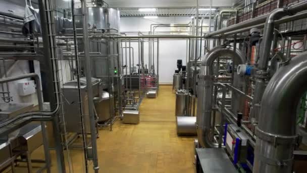 Cisterns Dengan Bahan Kimia Dihubungkan Oleh Tabung Stainless Bengkel Pabrik — Stok Video