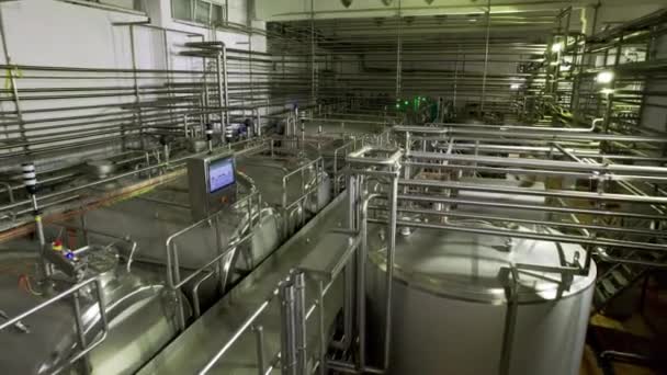 Velké Cisterny Bezpečnostní Monitor Chemické Dílně Zpracování Surovin Výkonným Zařízením — Stock video