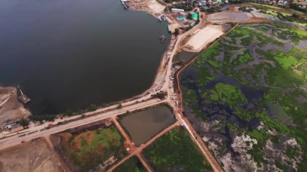 Medan Lumpur Pola Geometris Daerah Pada Tepi Sungai Panorama Udara — Stok Video