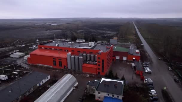 Chemische Producten Maken Fabrieksgebouw Met Roestvrijstalen Tanks Mistige Platteland Luchtfoto — Stockvideo