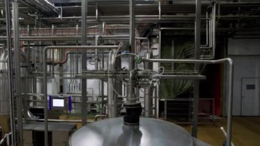 Üretim atölyesinde boruları ve tankları olan kimyasal işleme ekipmanları. Maddelerin modern teknolojisi reaksiyonları iyileştirme