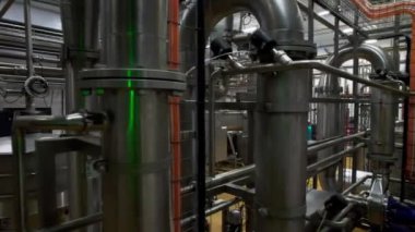 Boru hattı sistemi kimya fabrikasının rafineri atölyesindeki metal tankları birbirine bağlıyor. Fabrikaya gaz yüklü reaksiyonlar için modern ekipman
