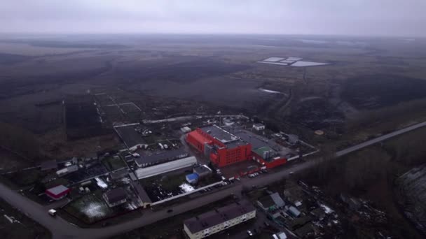 Construção Vermelha Fábrica Produtos Químicos Perto Estrada Campo Nebuloso Vista — Vídeo de Stock