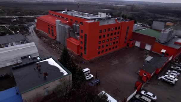 Rood Gebouw Met Waterreservoirs Schoorsteen Mistige Landelijke Luchtfoto Hedendaagse Architectuur — Stockvideo
