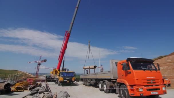 Almatia Kazakhstan Sierpień 2023 Żuraw Ładuje Długie Rury Nadwoziu Ciężarówki — Wideo stockowe