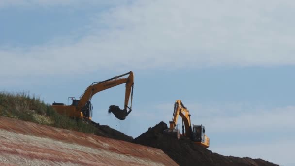 Almaty Kazakhstan August 2023 Kraftfulla Grävmaskiner Häller Jord Från Skopor — Stockvideo