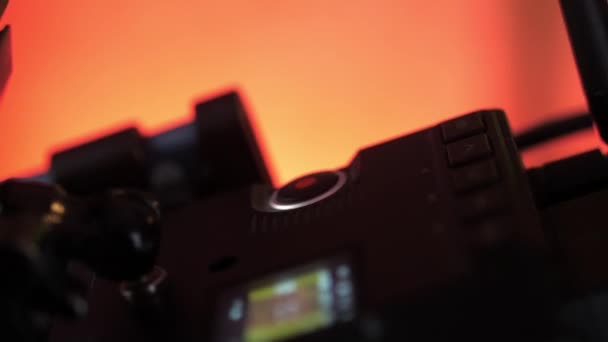 Επαγγελματίας Videographer Πατάει Κουμπί Τροφοδοσίας Κάμερα Για Ξεκινήσετε Γυρίσματα Ταινία — Αρχείο Βίντεο